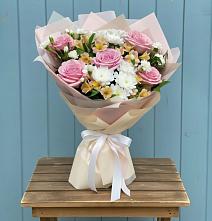 Букет цветов из:  Гвоздики, Орхидеи и Розы в Михайловке Иркутской области