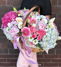 Цветочная композиция из Розы, Хризантемы, Пионы и Лизиантусы в корзине в Михайловке Иркутской области
