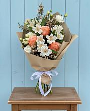 Букет цветов из:  Альстромерии, Лизиантусы, Розы и Хризантемы в Михайловке Иркутской области