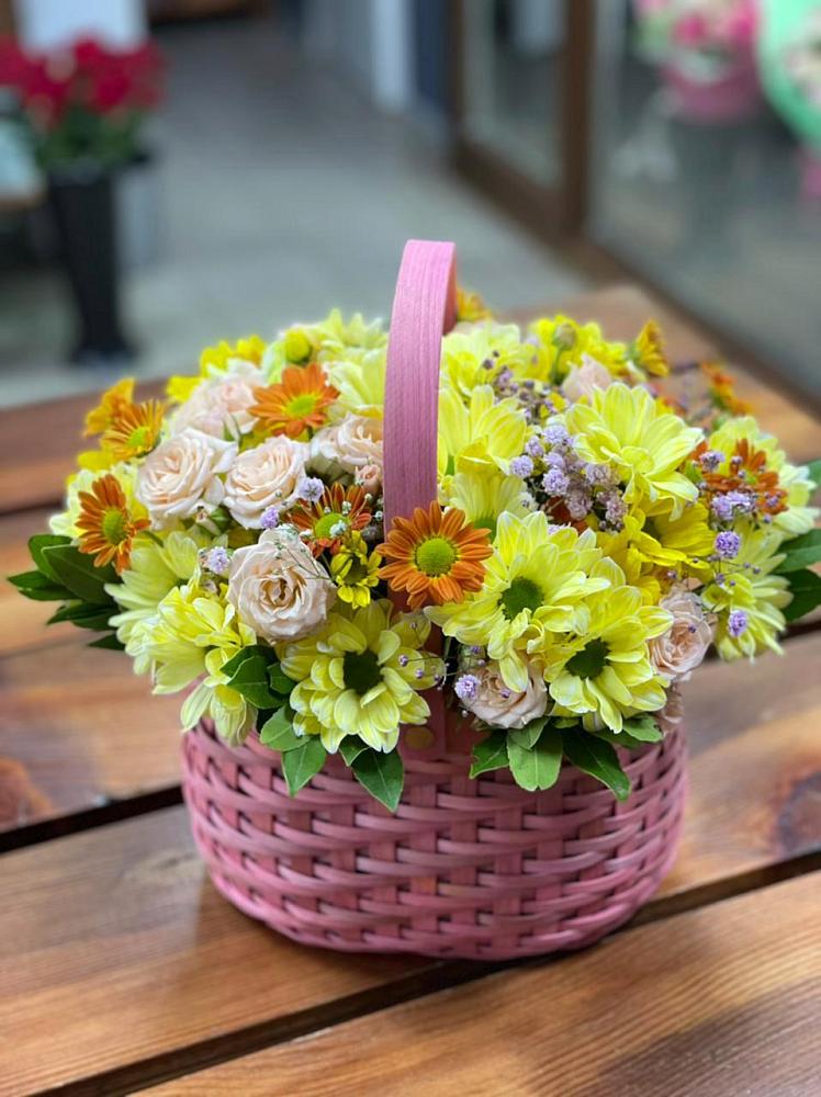 Цветочная композиция из Хризантемы и Розы в корзине в Михайловке Иркутской области