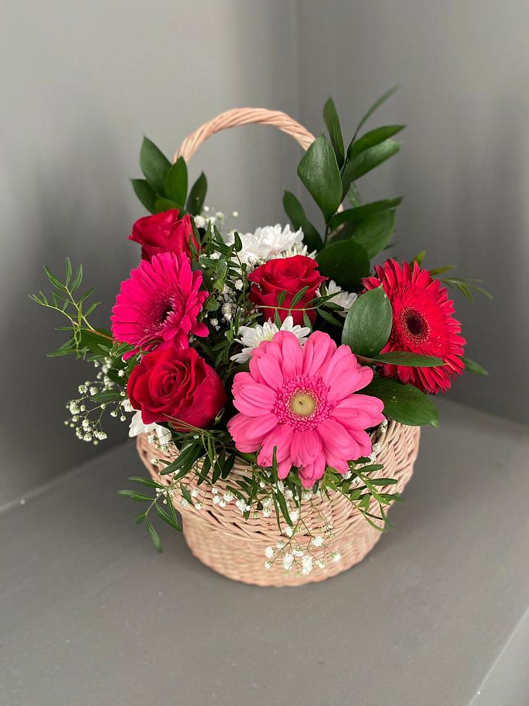 Цветочная композиция из Розы, Хризантемы и Герберы в корзине в Михайловке Иркутской области