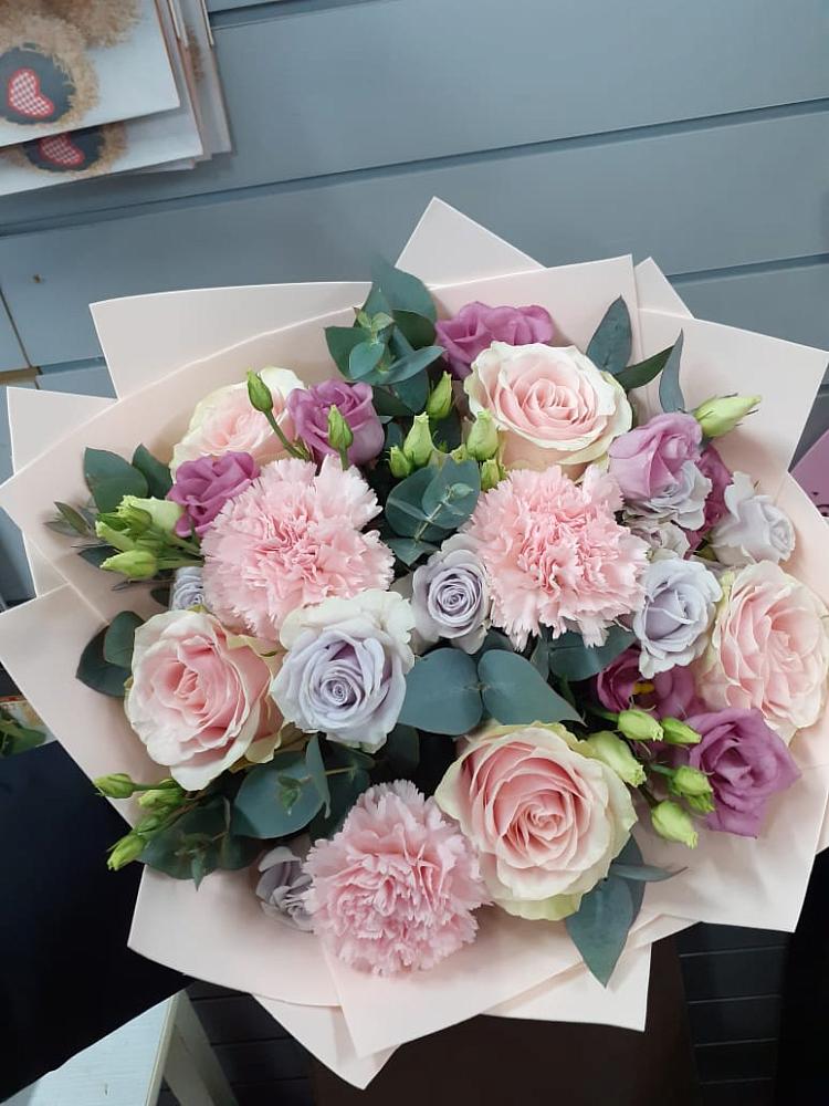 Букет цветов из: Розы, Гвоздики и Лизиантусы в Михайловке Иркутской области