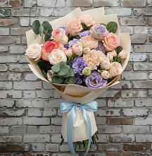 Букет цветов из:  Розы, Лизиантусы и Гвоздики в Михайловке Иркутской области